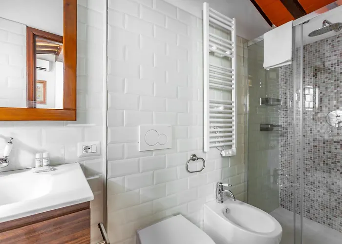 Guesthost - Renaissance Romance - Gem Floransa